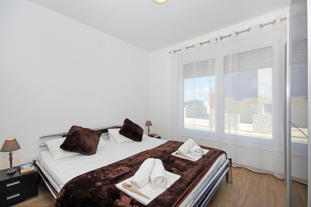 Laura Apartment *